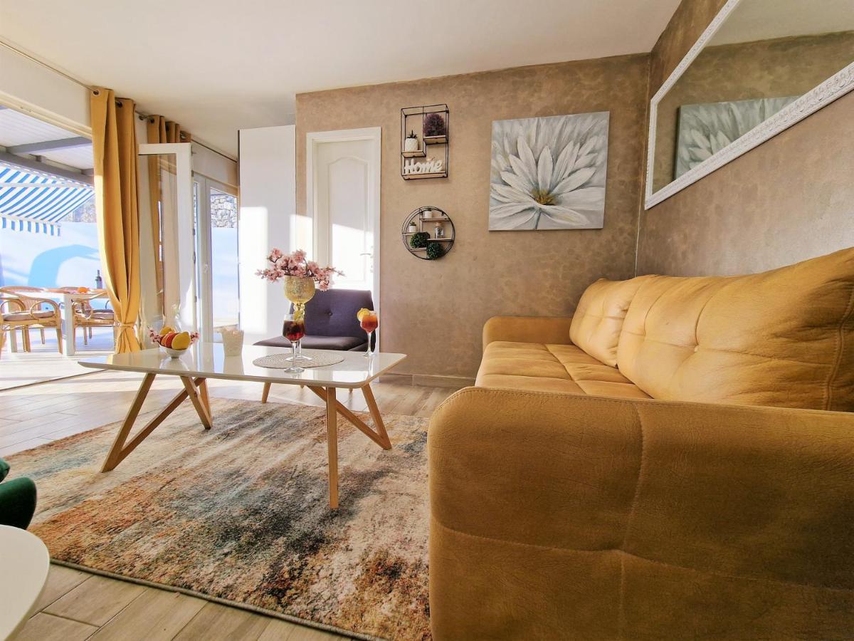 Holiday House Boost With Heated Pool Klis Exteriér fotografie