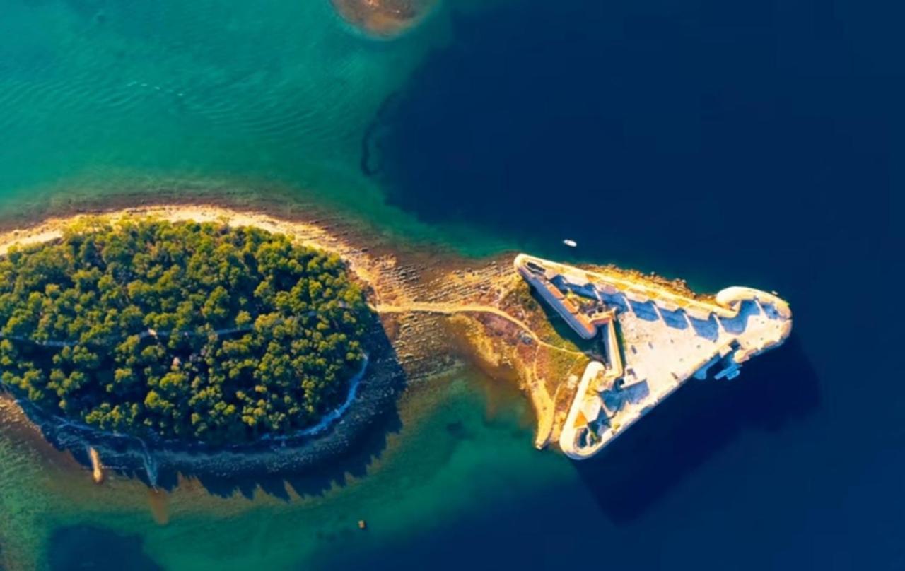 Holiday House Boost With Heated Pool Klis Exteriér fotografie