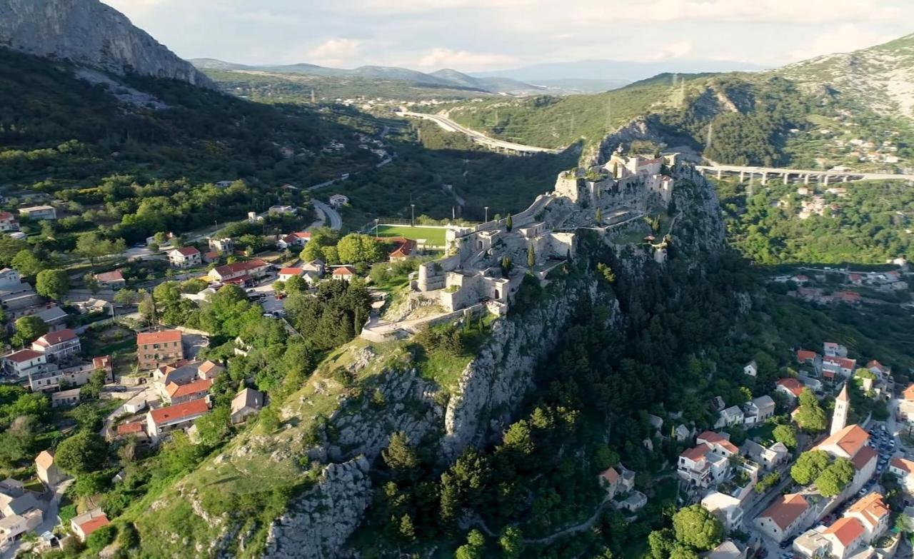 Holiday House Boost With Heated Pool Klis Exteriér fotografie