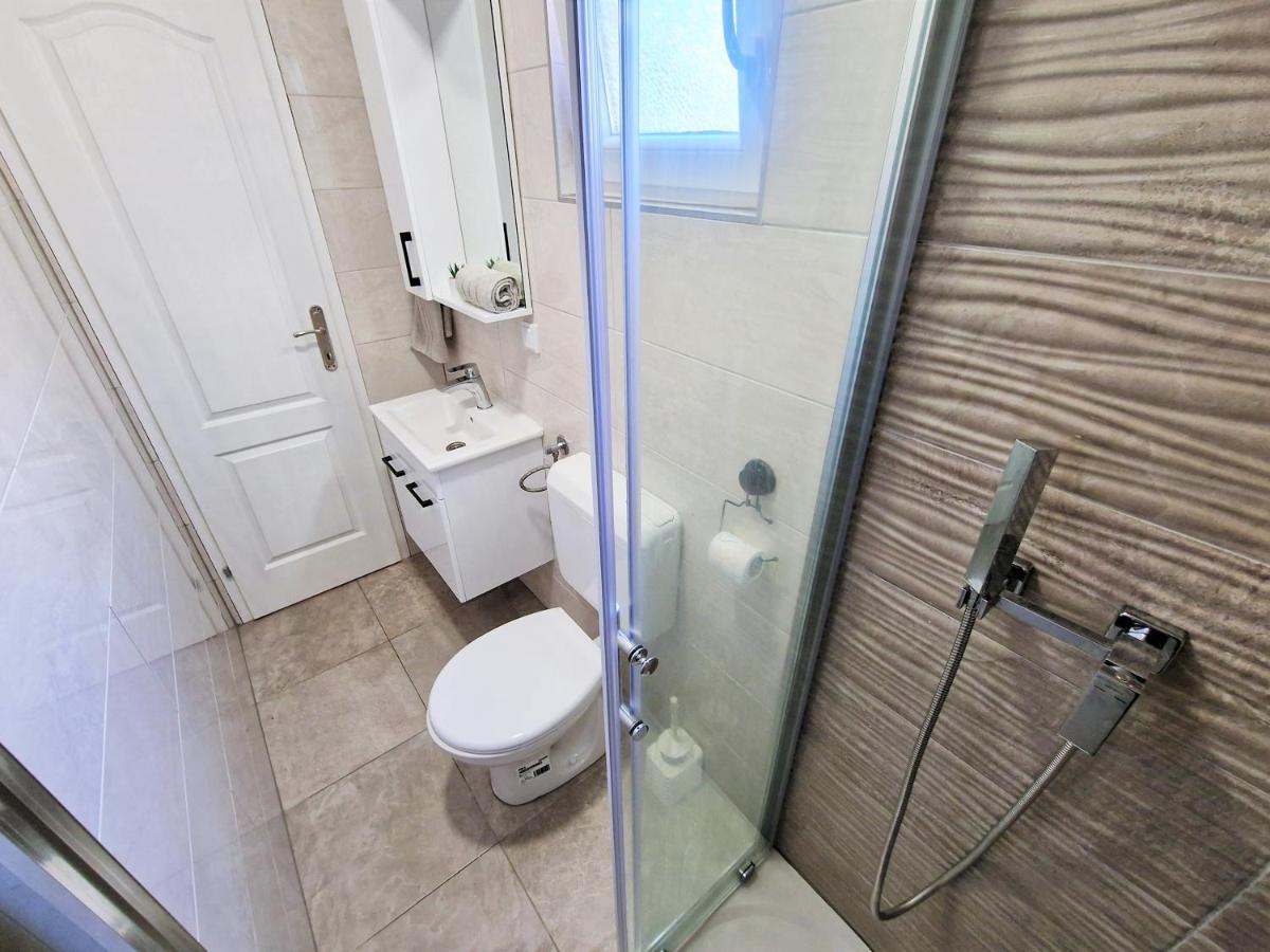Holiday House Boost With Heated Pool Klis Exteriér fotografie