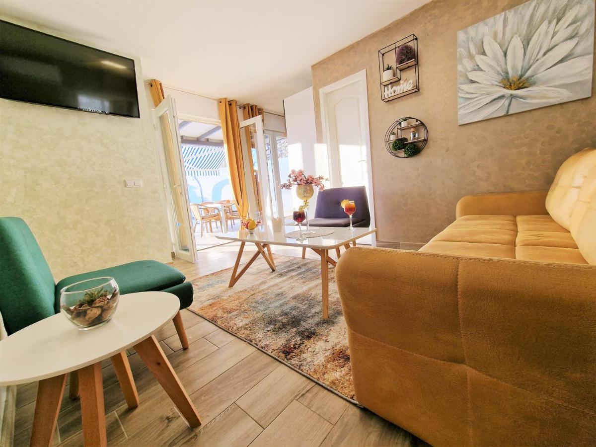 Holiday House Boost With Heated Pool Klis Exteriér fotografie