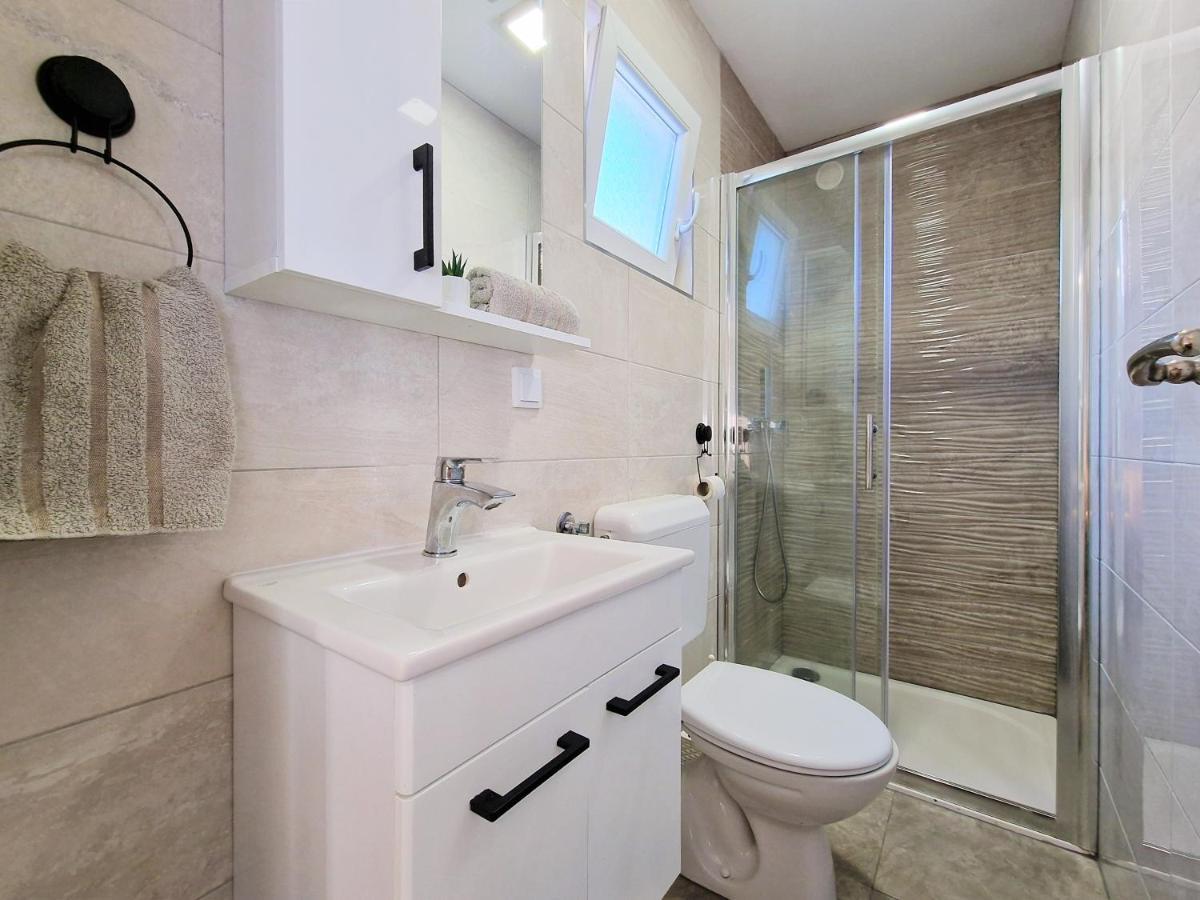 Holiday House Boost With Heated Pool Klis Exteriér fotografie