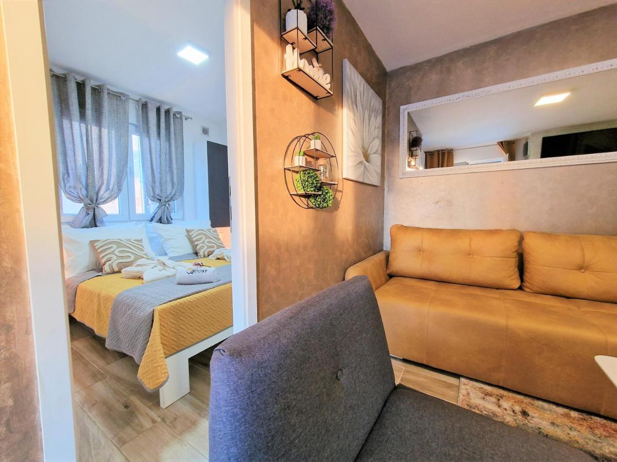 Holiday House Boost With Heated Pool Klis Exteriér fotografie