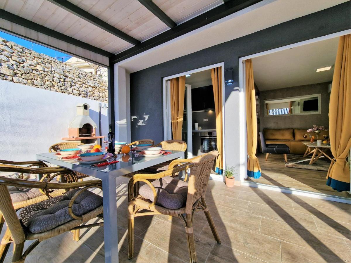 Holiday House Boost With Heated Pool Klis Exteriér fotografie
