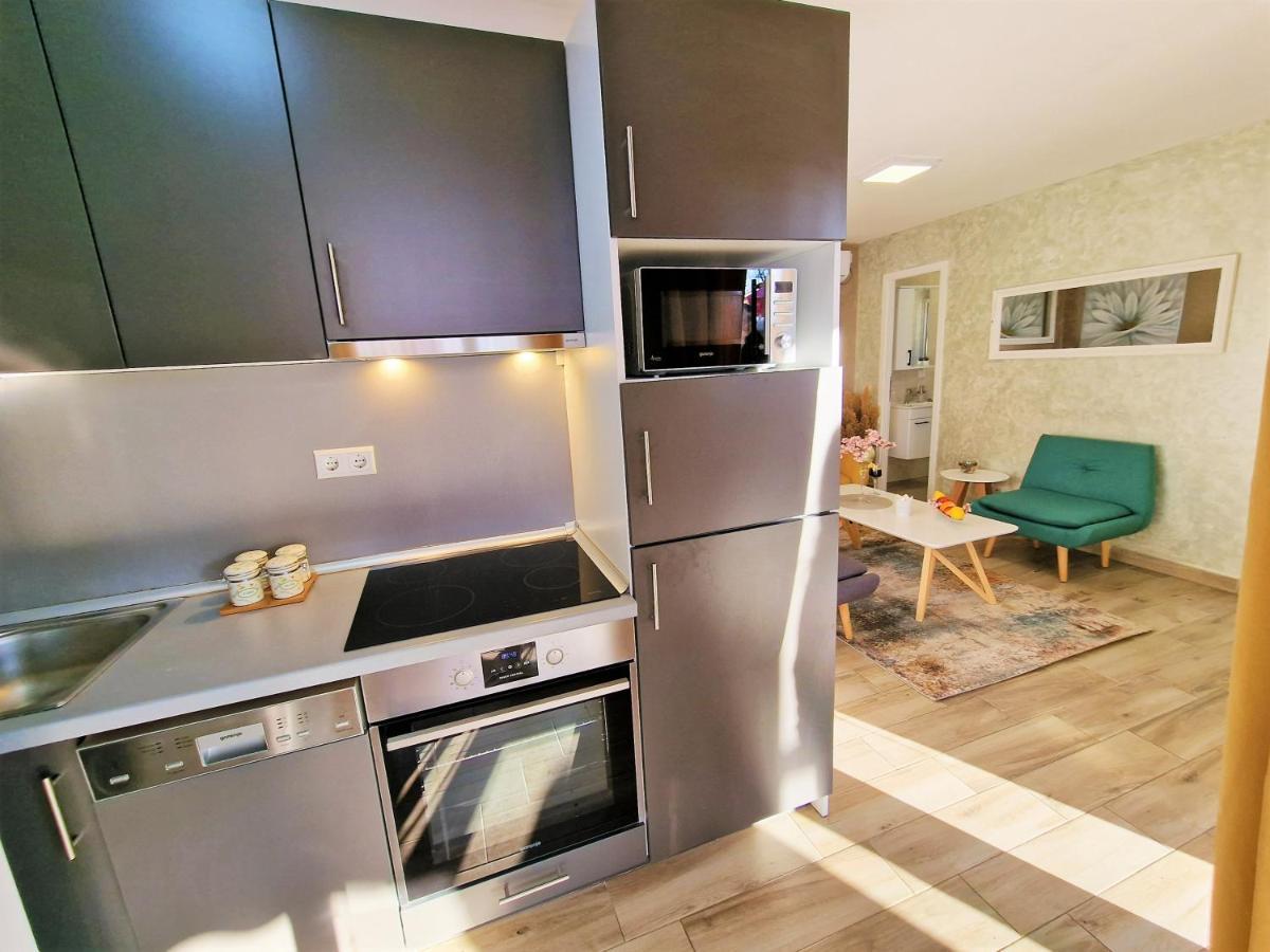 Holiday House Boost With Heated Pool Klis Exteriér fotografie