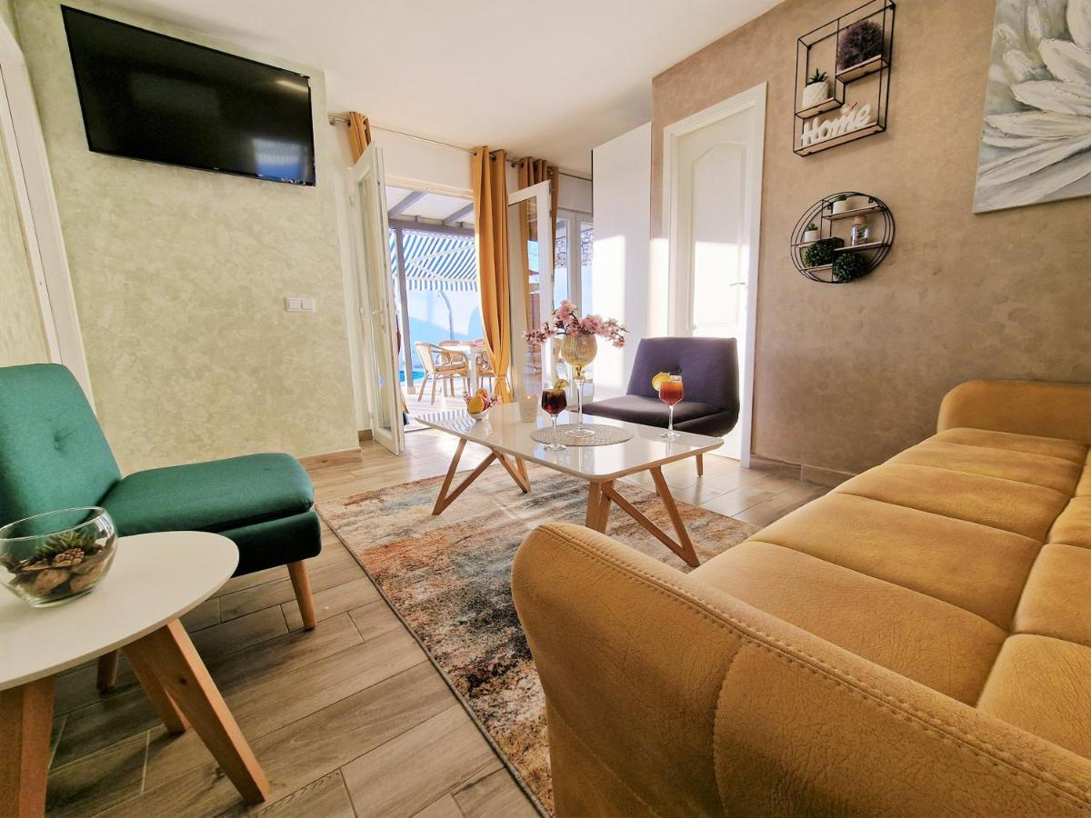Holiday House Boost With Heated Pool Klis Exteriér fotografie
