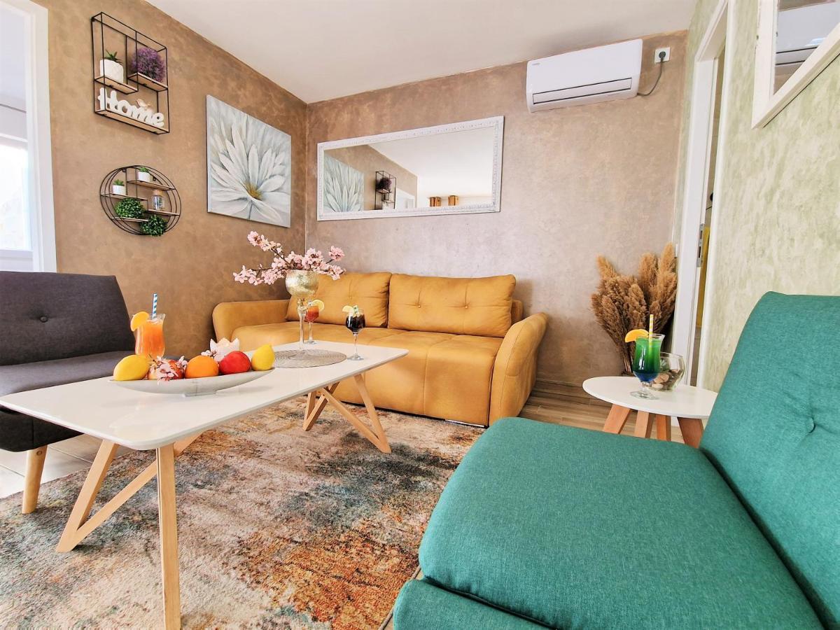 Holiday House Boost With Heated Pool Klis Exteriér fotografie