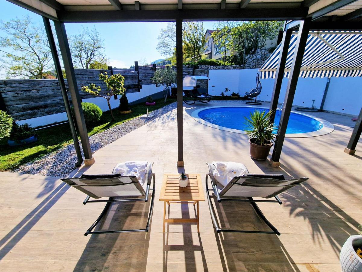 Holiday House Boost With Heated Pool Klis Exteriér fotografie