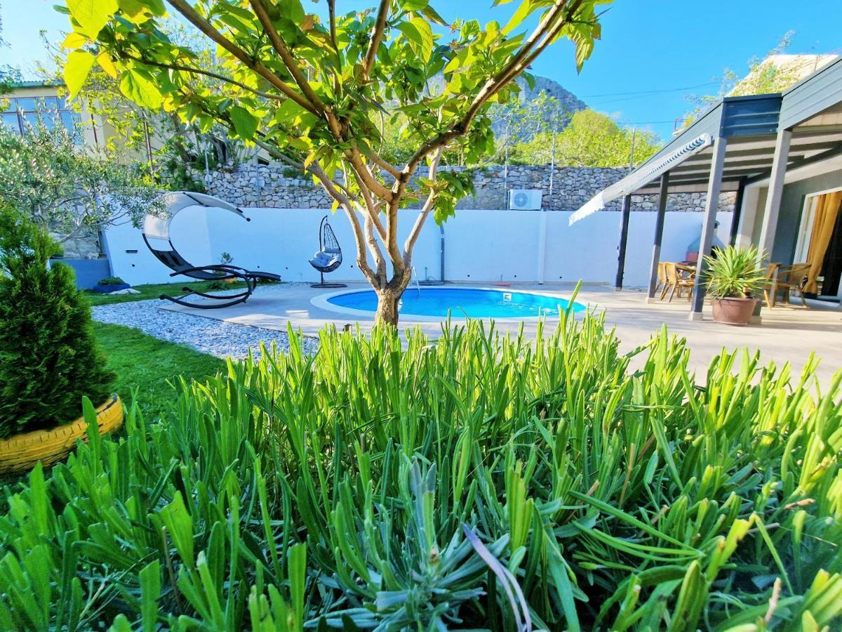 Holiday House Boost With Heated Pool Klis Exteriér fotografie