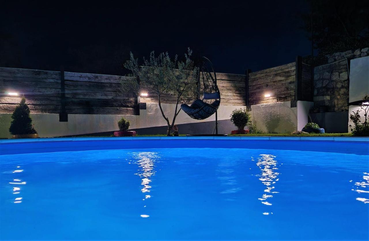 Holiday House Boost With Heated Pool Klis Exteriér fotografie