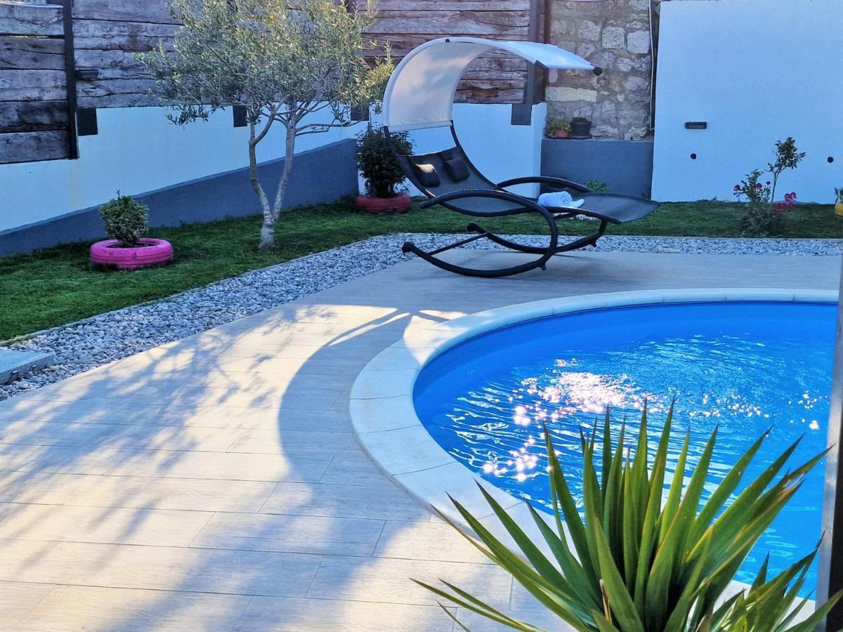 Holiday House Boost With Heated Pool Klis Exteriér fotografie